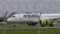 VIDEO ⟩ "airBaltic" neizmaksā kompensāciju par četru stundu kavēšanos. Kāpēc?