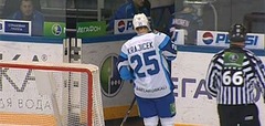 KHL spēlē tiesneši līdz mača beigām noraida nepareizo hokejistu