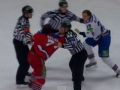 Video: Puskailas kasieres tirgo biļetes uz KHL spēli