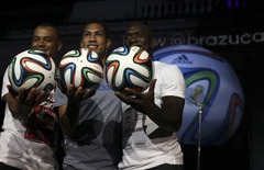 Dienas foto: Pasaules kausa futbolā oficiālā bumba