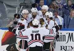 «Blackhawks» komandai pietiek ar divām ripām uzvarai pirmajā NHL finālspēlē