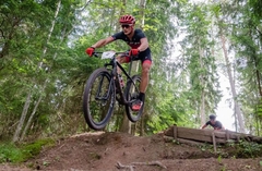 Latvijas čempionātā MTB XCO krosā triumfē Pētersons un Jaunslaviete