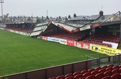 Vētra «Ofēlija» «aiznes» jumtu Korkas futbola stadionam