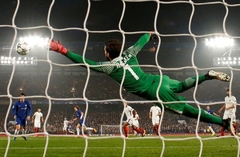 «Chelsea» futbolisti aizraujošā mačā nospēlē neizšķirti ar «AS Roma»
