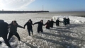 Izveidojot "cilvēku ķēdi", Klaipēdā no ledus gabala noceļ divas sievietes un bērnus