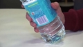 VIDEO ⟩ Latviete paziņām regulāri prasa atvest "īpašu" ūdeni no Itālijas. Raidījums pēta, kas tiek rakstīts uz ūdens pudelēm