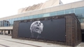 Latvijas teātra patriarha Eduarda Smiļģa profils "pārcelies" uz cita teātra sienām