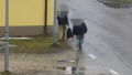 VIDEO ⟩ Policisti Rīgā uz ielas pamana piedzērušos 13 gadus vecu meiteni