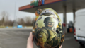Degvielas uzpildes stacijās Lietuvā pārdod plastmasas olas ar Krievijas karavīriem