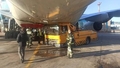 Maskavas lidostā kravas auto ietriecas lidmašīnā un tajā izplēš pamatīgu caurumu