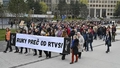 "Rokas nost no RTVS!" Demonstranti Bratislavā izveido dzīvo ķēdi ap Slovākijas sabiedriskās raidkompānijas ēku