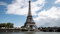 Francijā aizturētas trīs personas, kuras pie Eifeļa torņa novietoja zārkus