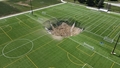 VIDEO ⟩ ASV zemes iegruvums "izkampj" caurumu futbola laukumā