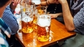 Vācijas krogā latvietis par 16 alus kausiem norēķinās ar karti un iekuļas nepatikšanās ar policiju
