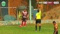 Video ⟩ Ko tādu katru dienu neredzēsi... Futbolists tiek izraidīts no spēles par urinēšanu