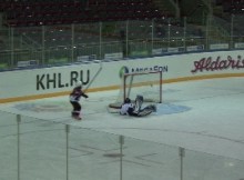 Video: Mazie dinamieši atspēlē 3 vārtus un bullīšos uzvar gadu vecākus krievu hokejistus