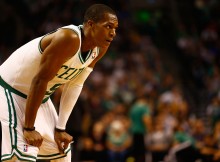 Rondo un "Celtics" Bostonā mērosies spēkiem ar "76ers"