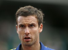 Foto: Gulbis piekāpjas Monfīsam