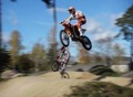 Video: Karro un Osis ar motociklu un riteni BMX trasē sarīko dragreisu