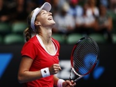 Makarova sagrauj Halepu, Šarapova perfekta pret Bušāru