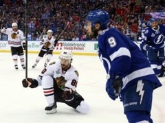 "Blackhawks" pēdējās septiņās minūtēs atspēlējas un uzvar viesos