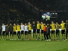 Video: Dortmundes "Borussia" fani pēc uzvaras kopā ar spēlētājiem dzied ''Zvaniņš skan''
