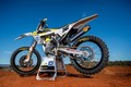 Foto: MXGP komandu prezentē "Husqvarna" rūpnīca