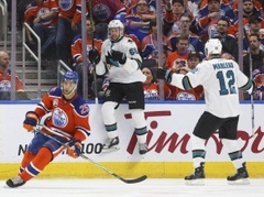 "Sharks" atspēlējas no 0:2 un pagarinājumā uzveic "Oilers"