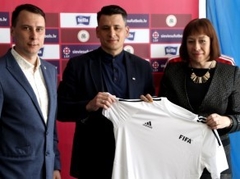 Sešiem Latvijas sieviešu futbola klubiem pasniegts FIFA dāvātais ekipējums