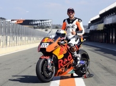 MXGP čempions Kairoli izmēģina MotoGP motociklu