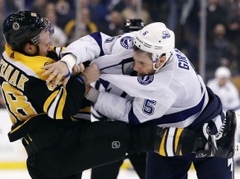 "Lightning" piedzīvo neveiksmi pret "Bruins" un zaudē pirmo vietu divīzijā