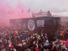 Klops aicina "Liverpool" līdzjutējus neaiztikt "Roma" komandas autobusu