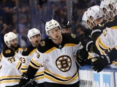 ASV izlasei pievienosies jaunais "Bruins" aizsargs Makavojs