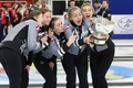 Krievijas meitenes un Kanādas puiši izcīna pasaules junioru kērlinga titulus
