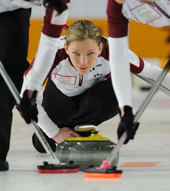 Latvijas sieviešu kērlinga izlase neizmanto labu iespēju tikt pie pirmās uzvaras pasaules čempionātā