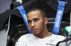 Hamiltons: Mani izmeta no ";McLaren"; garāžas