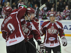 Rīgas Dinamo iemet četrus vārtus KHL labākajai aizsardzībai un uzvar (FOTO)