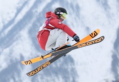 FOTO: Kanādai vēl divas medaļas un šaušalīgs kritiens frīstaila slēpošanā