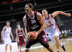 papildināts (22:59) - Latvijas basketbolisti cīņu par EČ ceļazīmi sāk ar panākumu Zviedrijā