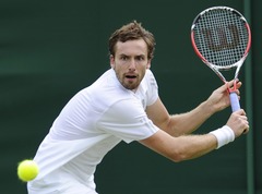 Gulbis trīs setos uzveic vācieti Pečneru