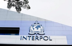 Interpols izsludina meklēšanā bijušās FIFA amatpersonas