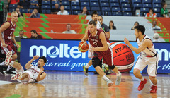 FOTO: Latvijas basketbolisti ar pārliecinošu uzvaru sāk olimpisko kvalifikācijas turnīru