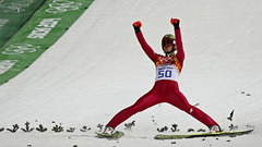 Stohs triumfē Soču olimpisko spēļu lēcienos no vidējā tramplīna