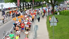 Skrējēju tūkstoši dodas Rīgas maratona distancē