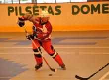 Inline hokejs mostas no ziemas miega (VIDEO)