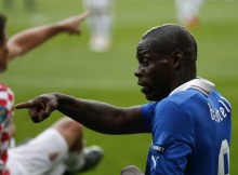 UEFA izmeklē "Balotelli banāna lietu"