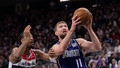 VIDEO ⟩ Sabonis dominē lietuviešu duelī NBA; Jokičam kārtējais "triple-double"