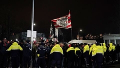 Foto un video ⟩ Vērtē iespējas aktīvāk ierobežot futbola fanu radītās nekārtības