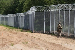 Agresīvi un bruņoti pavadoņi no Baltkrievijas mēģinājuši "iespiest" Latvijā nelegālo migrantu grupu