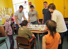 Rīgas «Dinamo» viesojas Bērnu slimnīcas Hematoonkoloģijas nodaļā